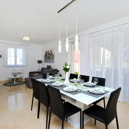 Sleeps 8 With Pool Air Con And Wifi
