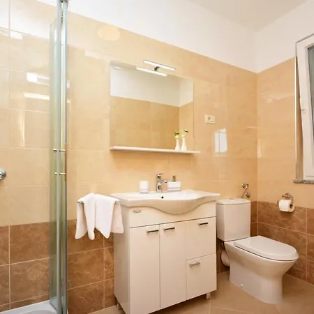 Sleeps 8 With Pool Air Con And Wifi