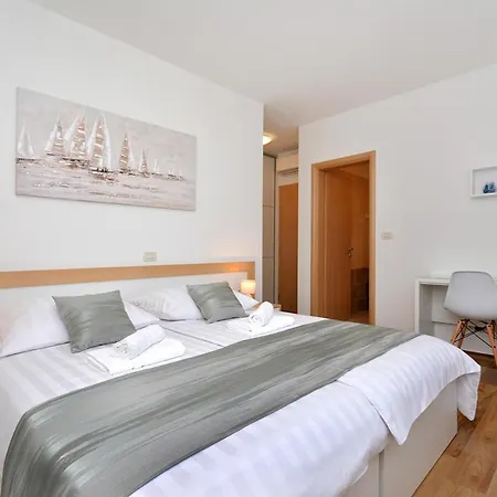 Sleeps 8 With Pool Air Con And Wifi