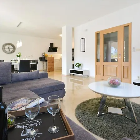 Sleeps 8 With Pool Air Con And Wifi Baselovici