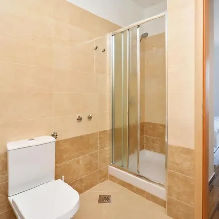 Villa Sleeps 8 With Pool Air Con And Wifi Baselovici