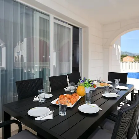 Sleeps 8 With Pool Air Con And Wifi * Baselovici