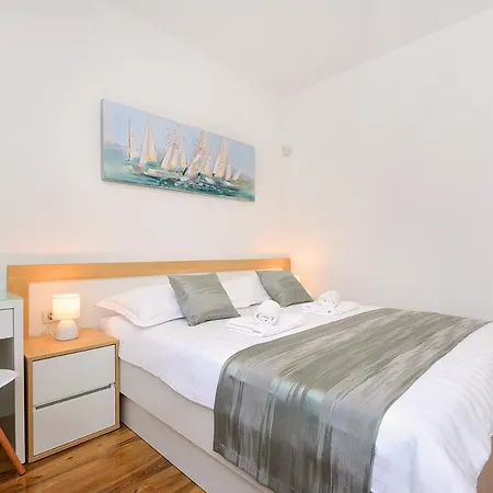 Sleeps 8 With Pool Air Con And Wifi Villa Baselovici