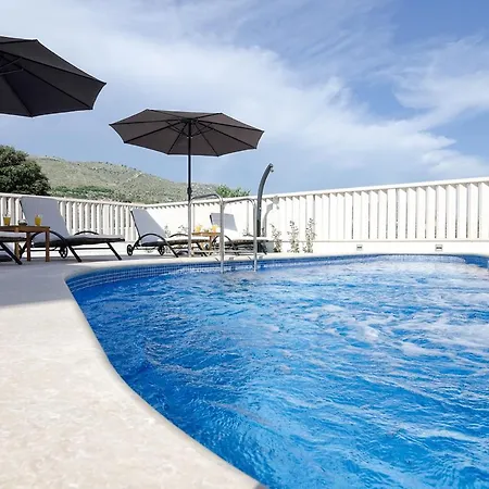 Villa Sleeps 8 With Pool Air Con And Wifi *