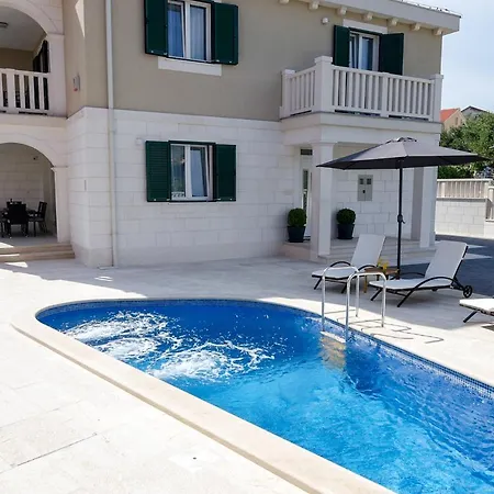Sleeps 8 With Pool Air Con And Wifi Villa Baselovici