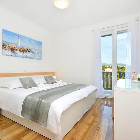 Sleeps 8 With Pool Air Con And Wifi Villa Baselovici