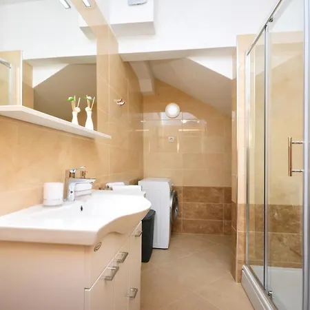 Sleeps 8 With Pool Air Con And Wifi Villa Baselovici
