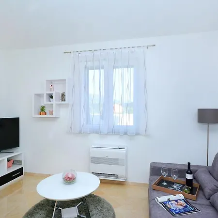 Villa Sleeps 8 With Pool Air Con And Wifi