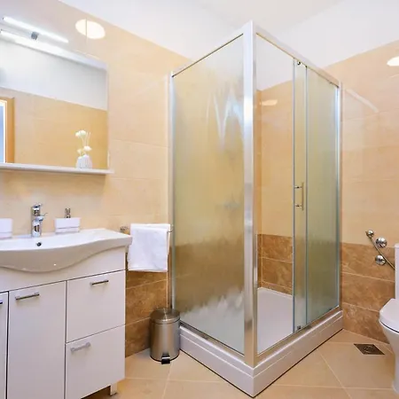 Sleeps 8 With Pool Air Con And Wifi Villa Baselovici