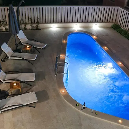 Villa Sleeps 8 With Pool Air Con And Wifi Baselovici