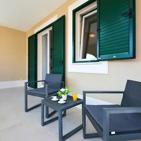 Sleeps 8 With Pool Air Con And Wifi * Baselovici