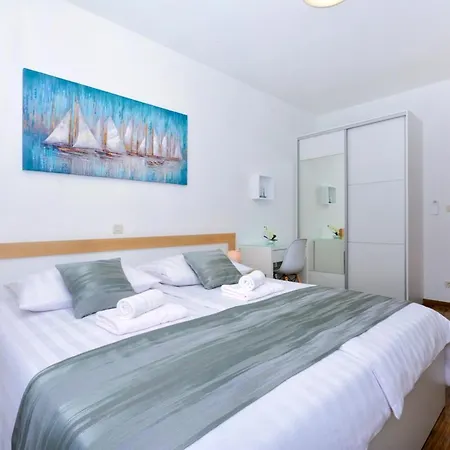 Villa Sleeps 8 With Pool Air Con And Wifi