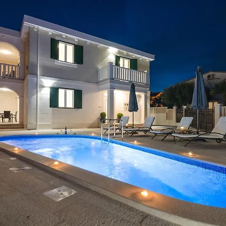 Sleeps 8 With Pool Air Con And Wifi Villa