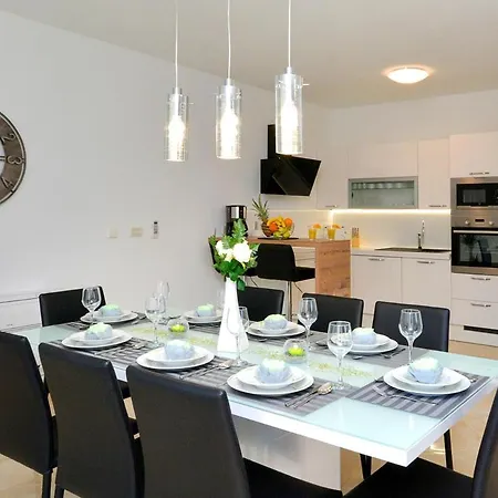 Sleeps 8 With Pool Air Con And Wifi